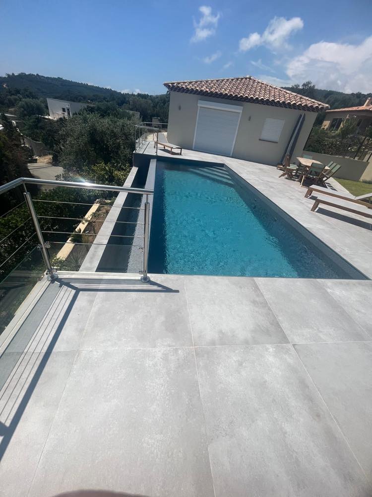 Piscine contemporaine — réalisation Traïti Group