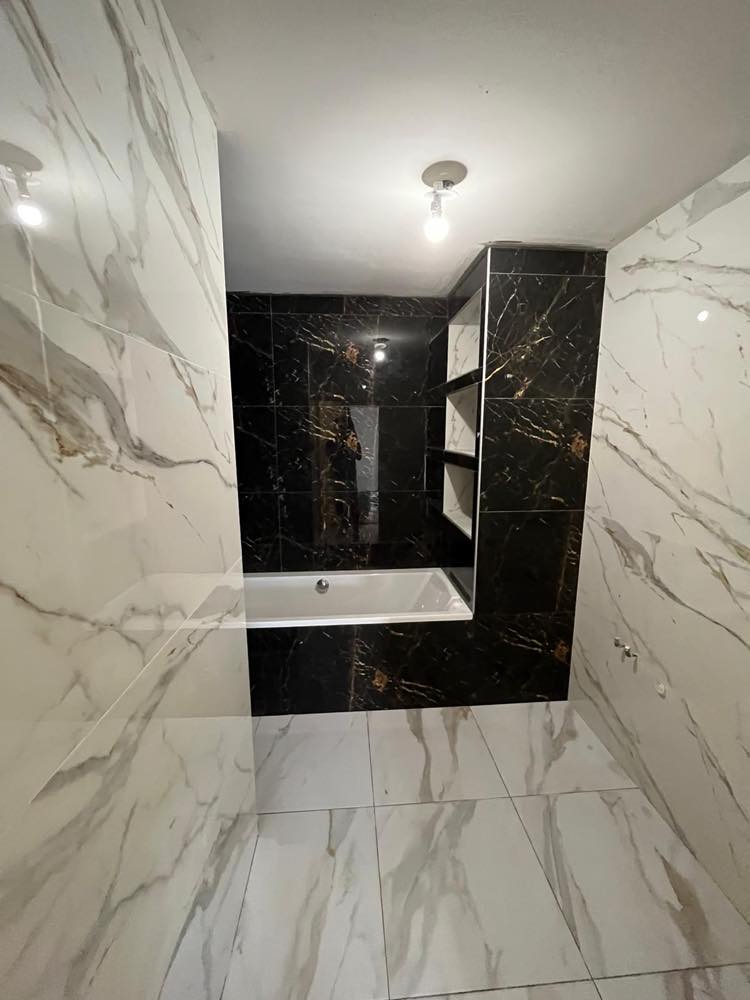 Salle de bain graphique — réalisation Traïti Group